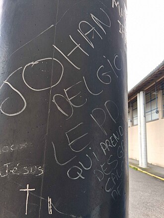 Poteau vandalisé avant nettoyage